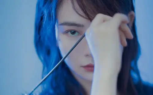 戚薇蓝发性感高清桌面壁纸-大陆明星-壁纸下载-美桌网