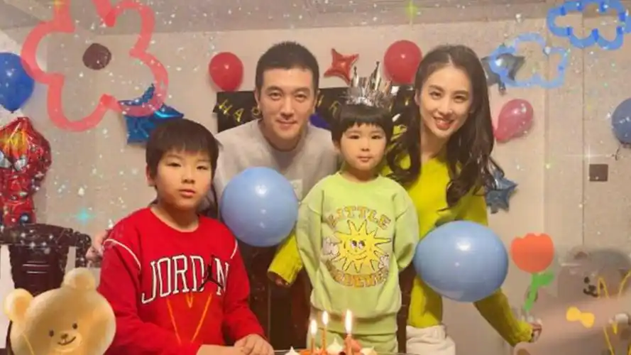 黄圣依晒全家福为小儿子庆生,安迪身高直追杨子,兄弟俩越长越像