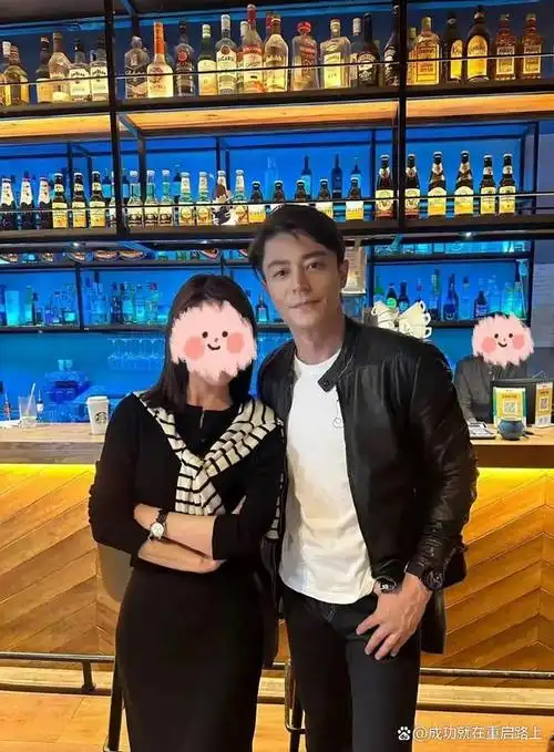 霍建华此次参加《玫瑰故事》给观众带来了新鲜感.