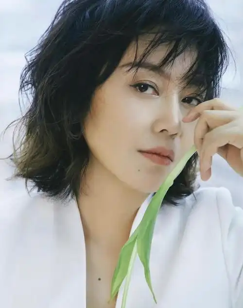 风情万种的闫妮,美艳动人,温柔甜美的写真!