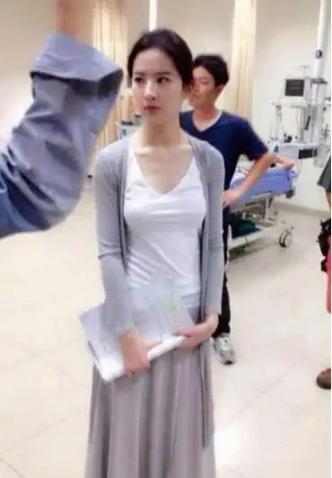 刘亦菲在医院拍戏被路透,穿着朴素,却还是仙气十足!