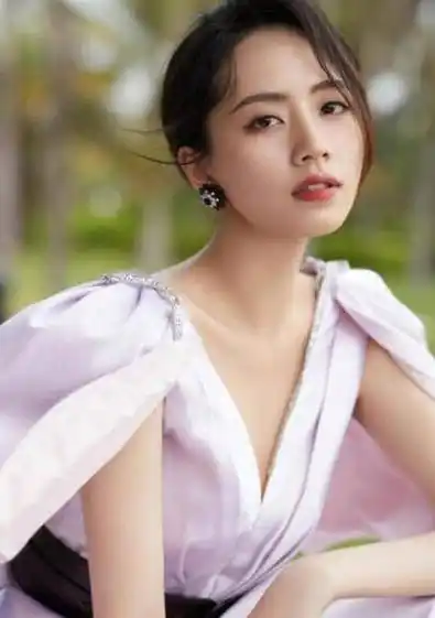 刘惜君是中国大陆著名女演员,歌手.