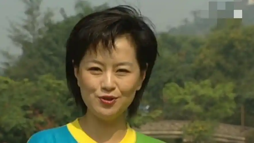 原创55岁央视主持人鞠萍罕露面,朗诵铿锵有力,气质端庄颜值依旧