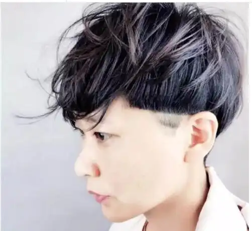 她选择的是短发式的女生发型,侧边的头发是被处理成了内掏空发型,这样