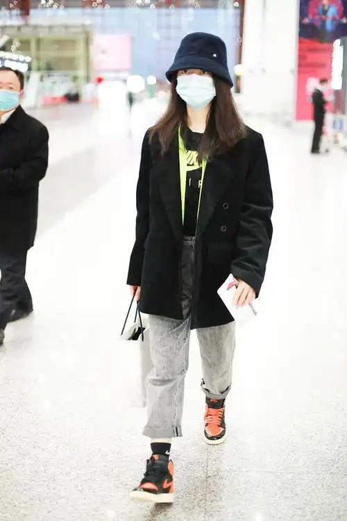 赵今麦街拍灯芯绒西装nike荧光色t恤aj1猪油扣碎球鞋潮味满满