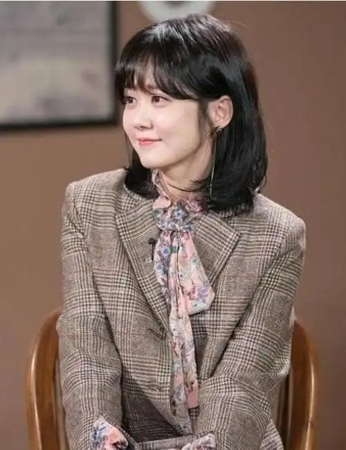 童年女神张娜拉新照太惊人!出道19年还是少女,短发娃娃脸超可爱