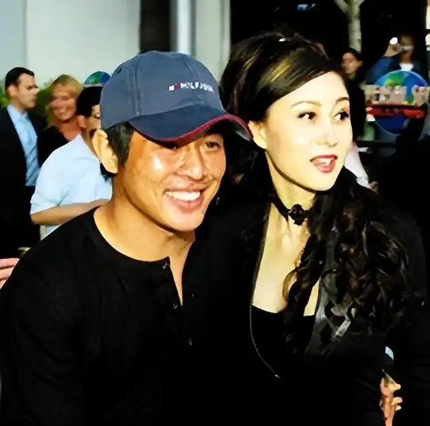 同样是李连杰基因,把黄秋燕与利智女儿拿来一对比,差距就出来了