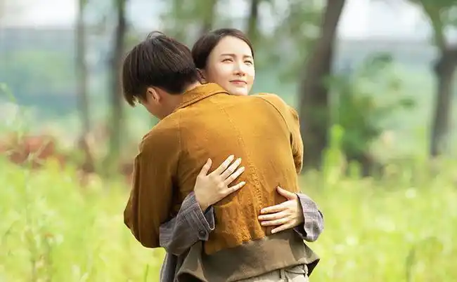 李易峰金晨被拍深夜聚餐凌晨四点散场告别身形踉跄似醉酒状态