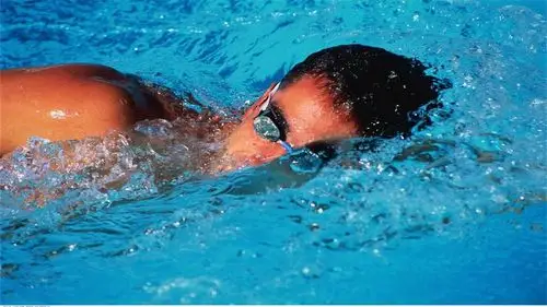 在水里游泳真的可以睁开眼睛吗?为什么有人做不到?答案很简单