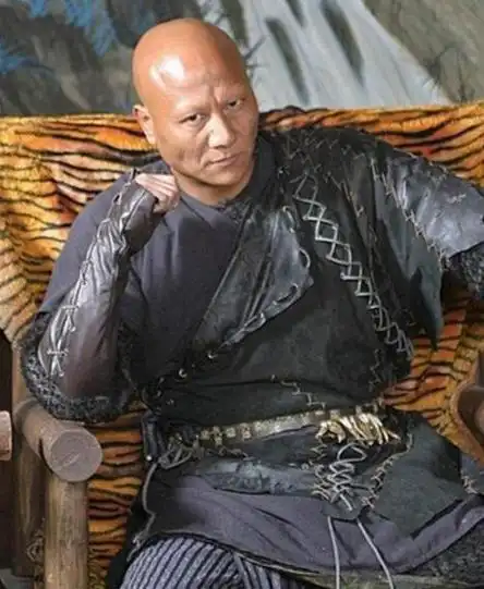 计春华的长相十分彪悍,看起来就给人一种凶神恶煞的感觉,他的这一生