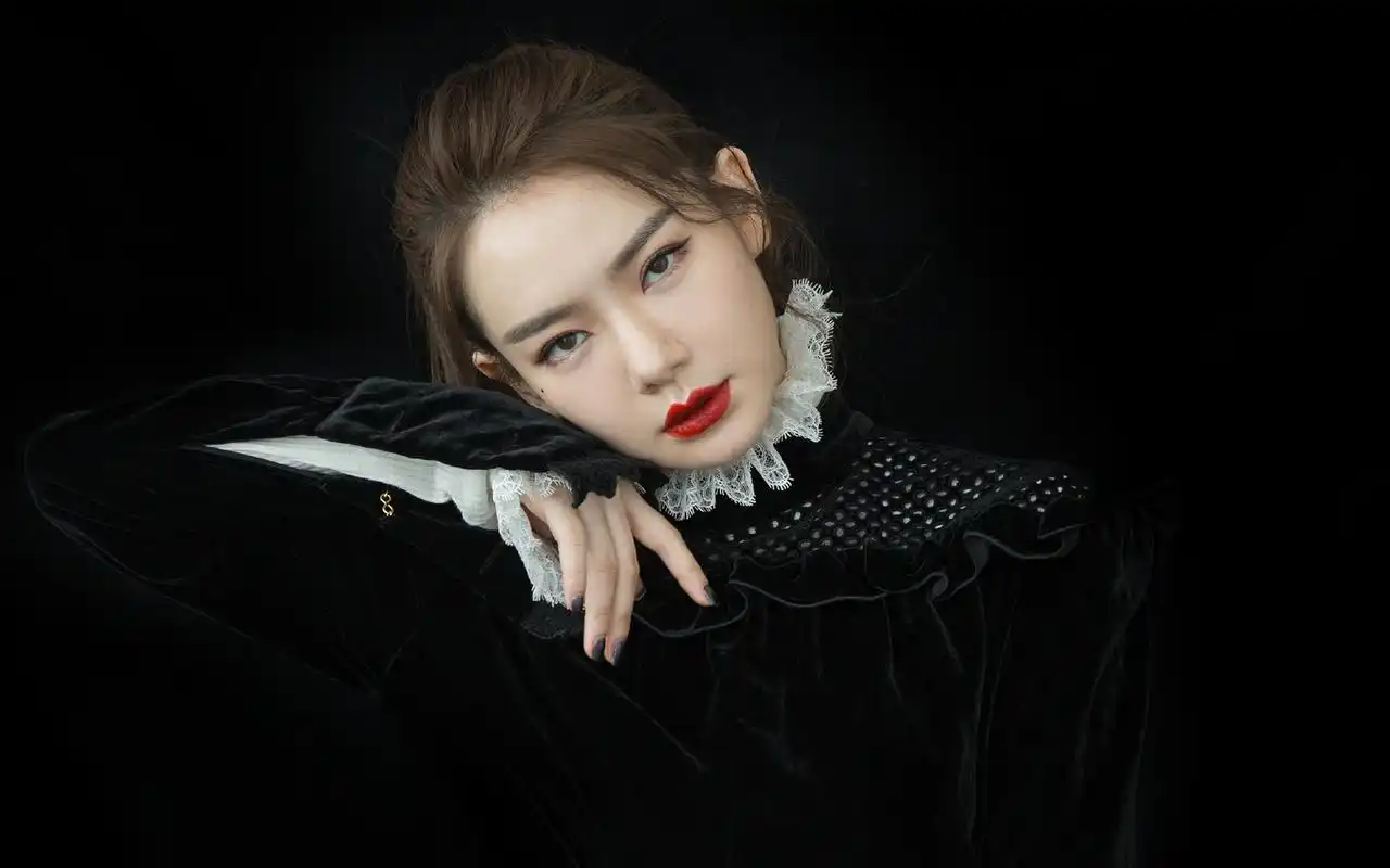 戚薇黑衣红唇性感高清桌面壁纸