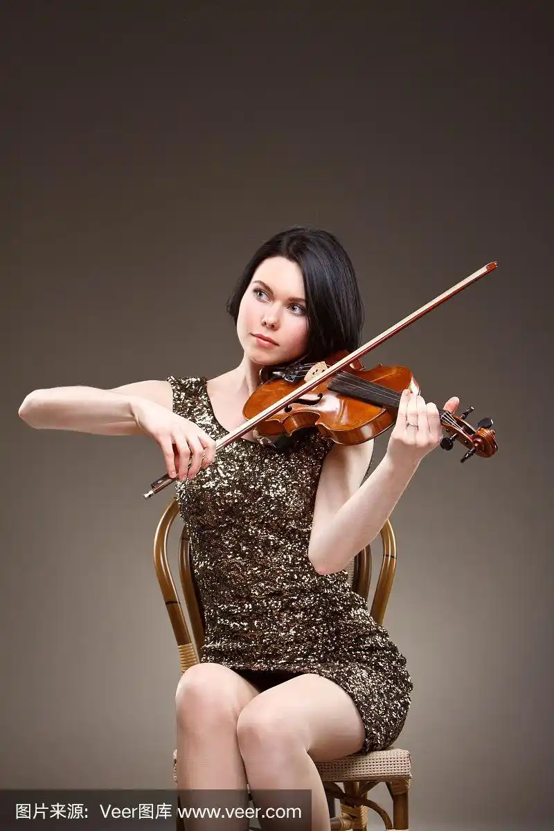 穿着金色裙子拉小提琴的女孩