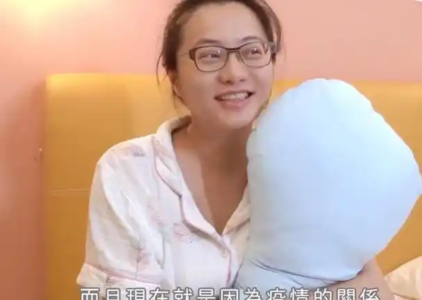 42岁女星怀孕7个月,吃的是五色餐,每天早上都得给孕肚来一针