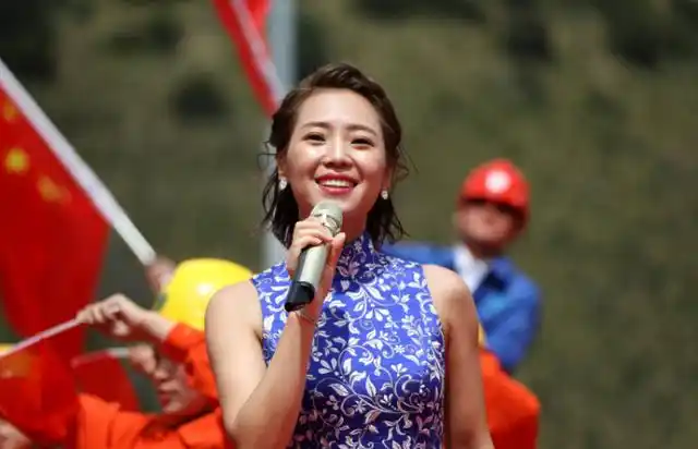 云朵本是羌族一位普普通通的小女孩,她本名叫谢春芳,"云朵"这个名字是