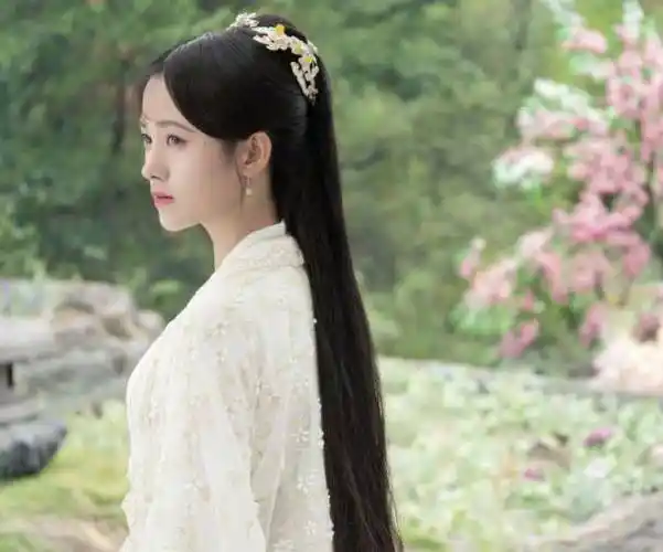 15岁的鞠婧祎长这样?