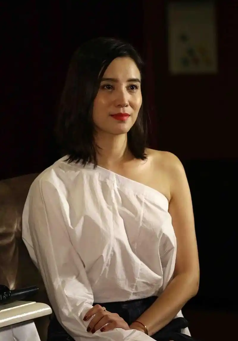 哈哈哈,刚刚看到#宋佳在纽约中文自我介绍#的视频,简直笑喷了!