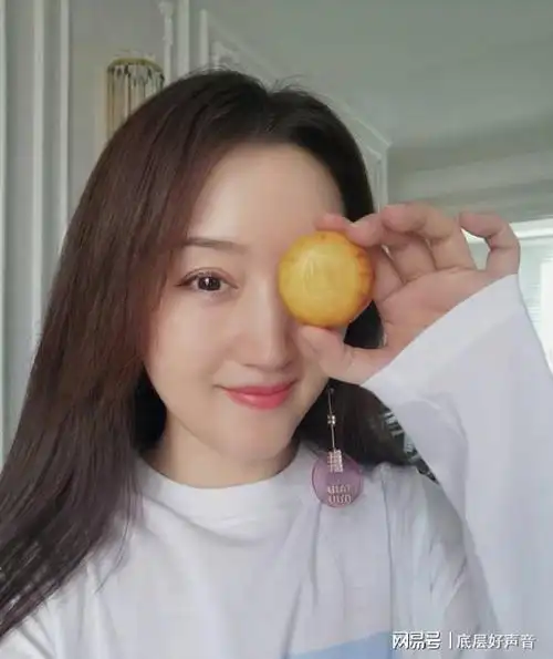杨钰莹晒中秋素颜照50岁宛若20岁网友你影响了我们家三代人