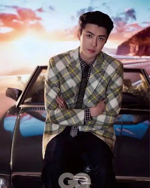 吴世勋拍摄时尚画报贵气有型西装穿搭魅力有个性