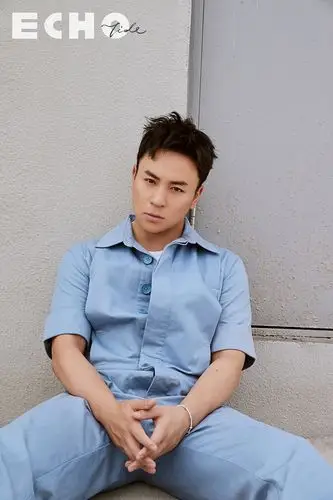 释小龙户外休闲写真曝光 气质非凡男性魅力十足