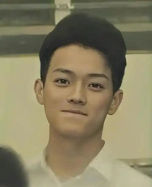 许凯高中时期照片曝光身高突出五官俊朗斜刘海造型呆萌可爱