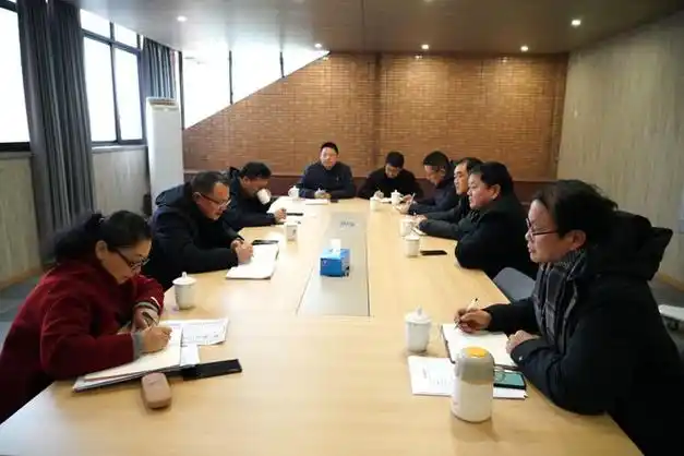 杨贤招详细了解学校校园环境,德育建设,教学常规及学校安全等开学工作