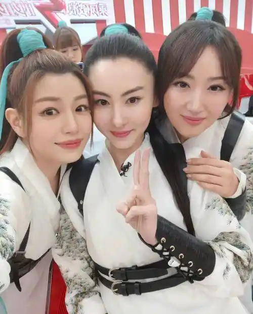 女明星面和心不和陈妍希晒合影回应包子脸成清秀瓜子脸