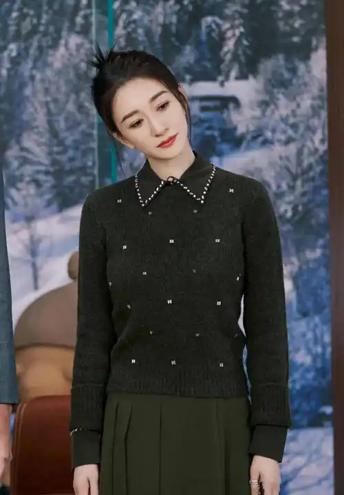 46岁李小冉出席活动,仅仅毛衣搭配丸子头,气质却很出众!