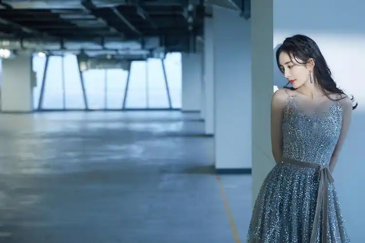 电脑壁纸 明星 大陆明星 杨幂裸色闪钻长裙礼服写真