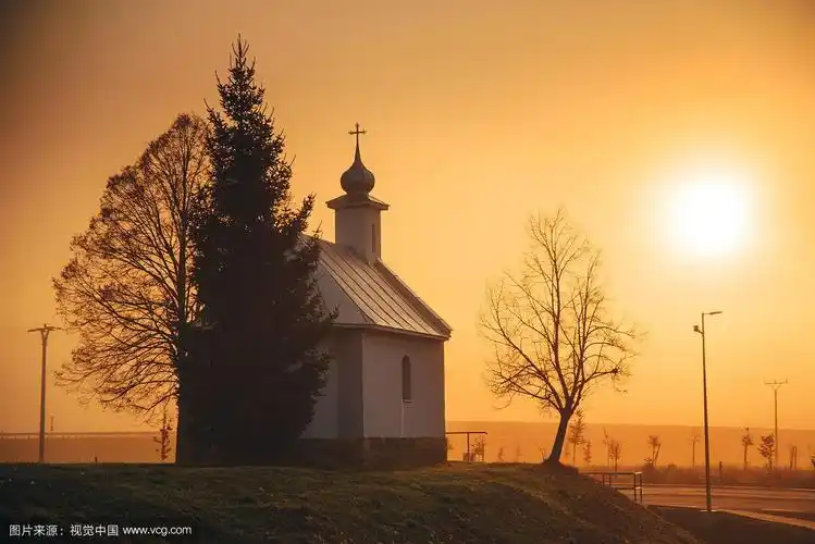 日出的教堂.基督教,祈祷概念照片