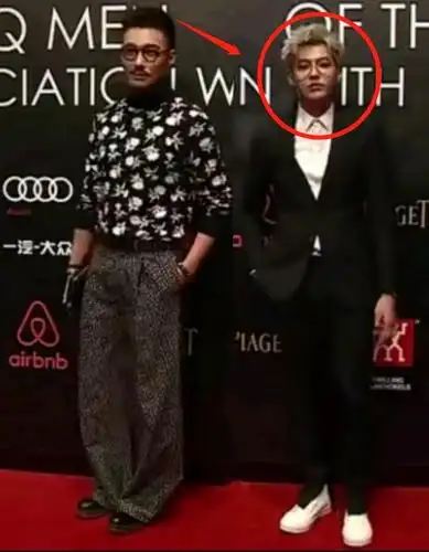 一对比,真的感觉胡兵好高,身高实力碾压了官方曝光身高187的吴亦凡!