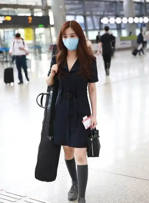 对于张含韵这种身高上不占优势的女生来讲,在穿连衣裙的时候运用高腰