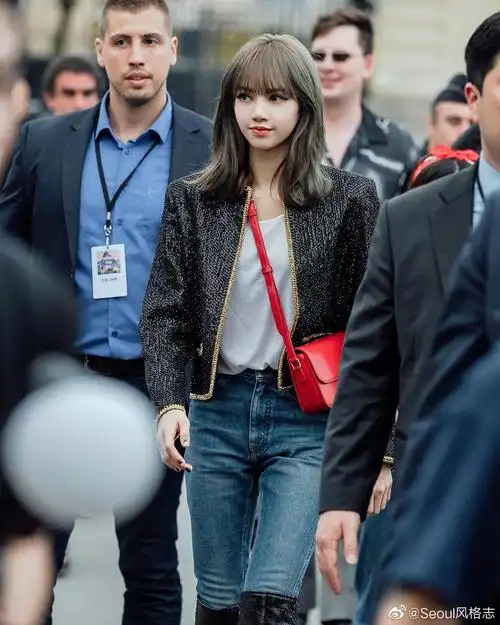 lisa 巴黎时装周街拍图 是又a又撩的辣丽莎啊!想给莎总提包!