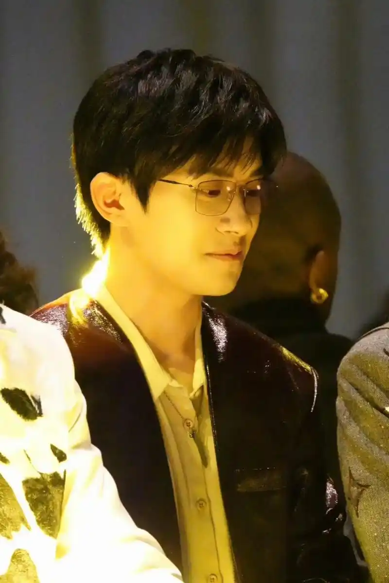 眼镜杀 #易烊千玺绝美镜头 - 抖音