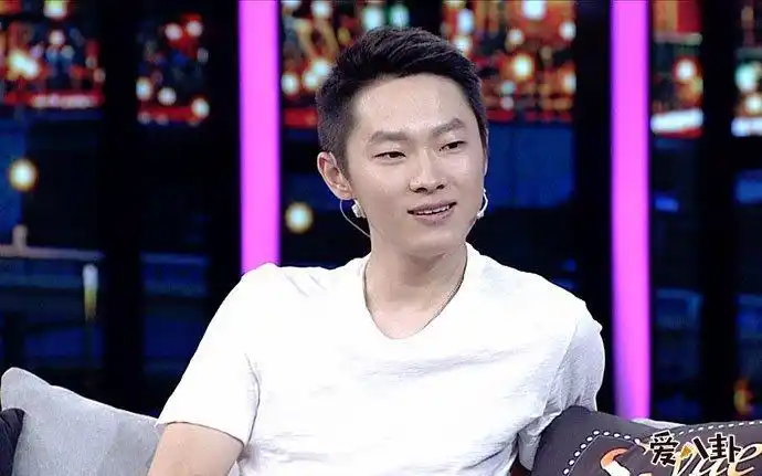 梁博沉浸1年是因为和女友分手吗小编猜测,梁博和女友姜薪分手的原因有