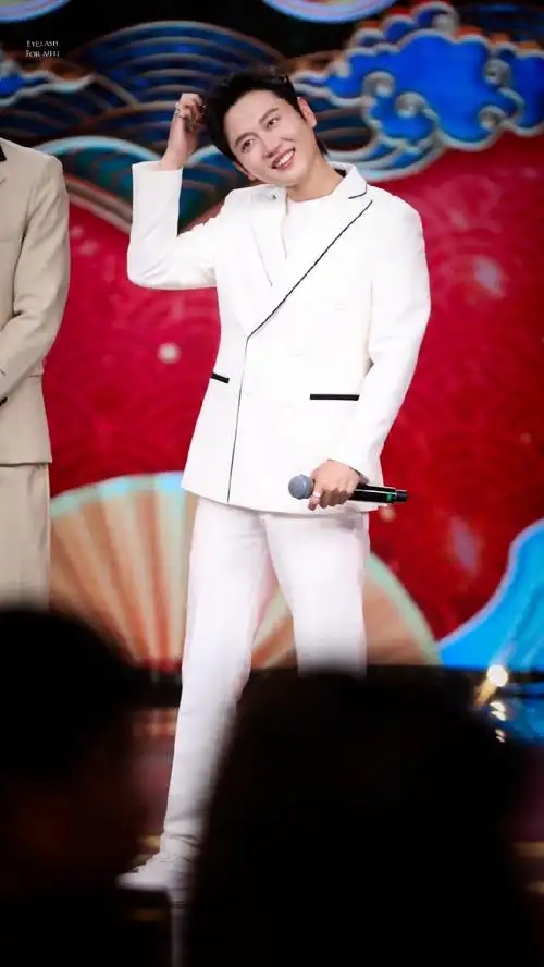 孟鹤堂白西装帅到爆##孟鹤堂天津春晚