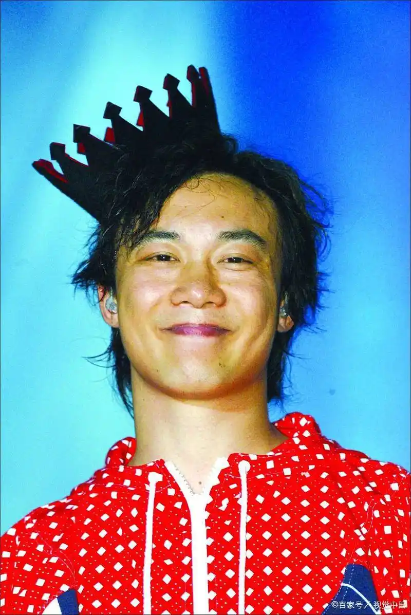 据悉,陈奕迅近期因中暑出现休克症状并摔倒在地,下巴因此受伤,伤口深