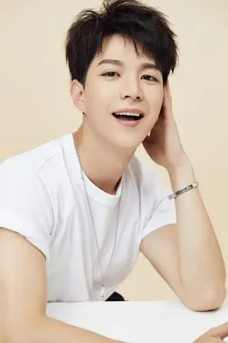 "优我少年"黄柏煊玩转白t 清爽帅气展暖心微笑