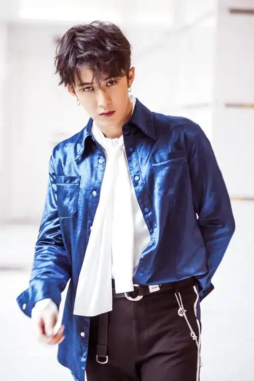 7月1日晚十点,《同学两亿岁》制片人徐静蕾携该剧主演李庚希,朱致灵