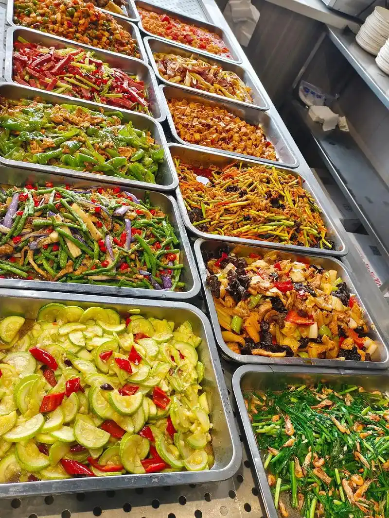 美食美客快餐,菜品丰富,价格便宜,米饭两元一位不限量,汤免费 - 抖音