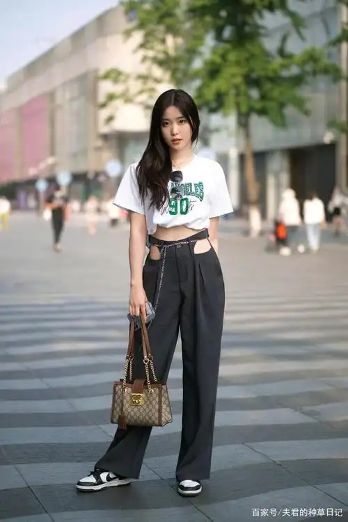 穿t恤究竟"塞裤腰"还是"不塞"?让杭州女孩的街拍告诉你答案
