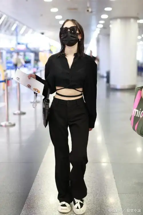 孟美岐现身北京机场!黑色交叉绑带短衬衫搭黑裤子,简直太美了!