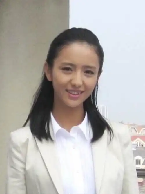 82佟丽娅一直以来都是颜值在线的新疆美女春晚上当主持的佟丽娅更是