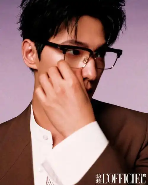 人气男星杨洋最新帅气封面写真!