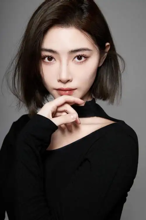 春日ootd#今日份许佳琪ootd已送达~黑色露肩上衣搭配姐姐的干练短发