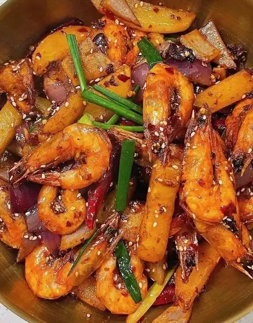 干锅虾属于川菜系列的一种,干锅菜主要是油脂比较多汤很少,根据配料的