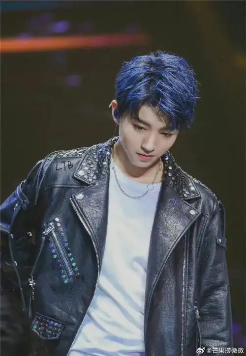 王俊凯今天蓝发