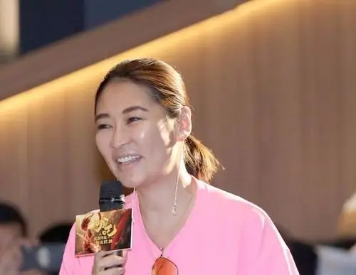 47岁梁静穿粉衣扮嫩,身材臃肿似大妈,43岁马伊琍还嫩的有气质!