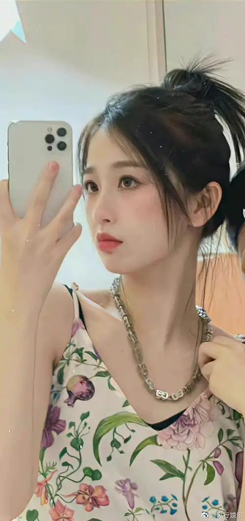 虞书欣蓝发侧颜海报