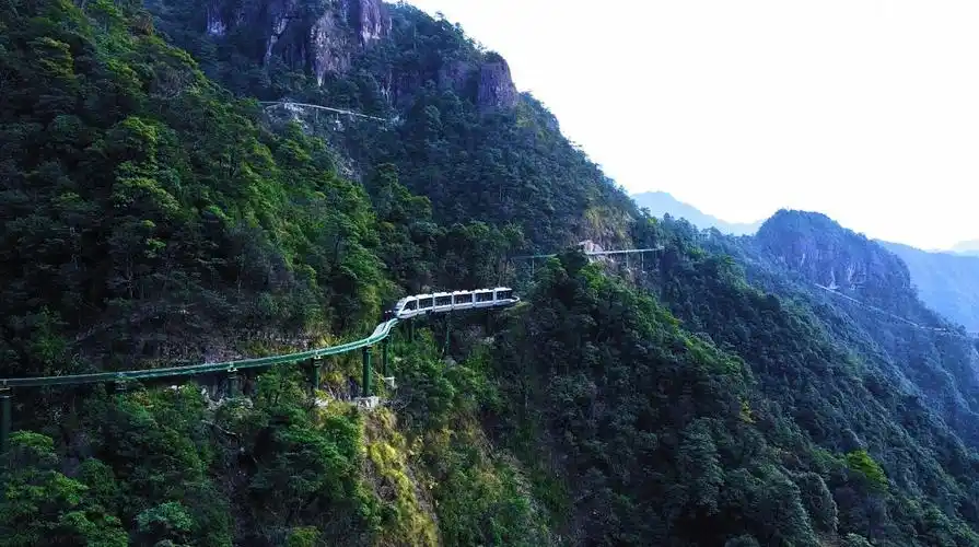 大觉山悬崖动车探索生态旅游创新发展新路径