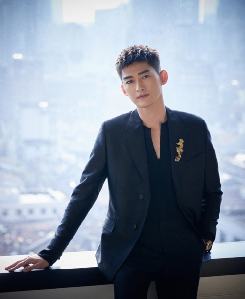 网友悼念牺牲的22岁辅警张翰拖行交警事件被重提他至今未回应